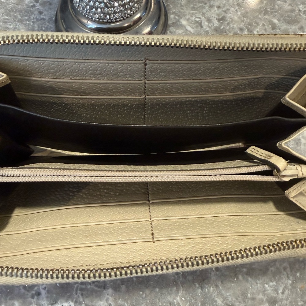 Gucci Brown and Beige Monogram Wallet - Picture 5 of 6